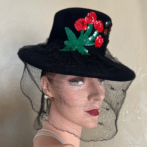 MERRY 1940s' BLACK FELT TILT HAT WITH SEQUIN FLOWER APPLIQUE, JEWELS, FULL VEIL - Picture 3 of 12